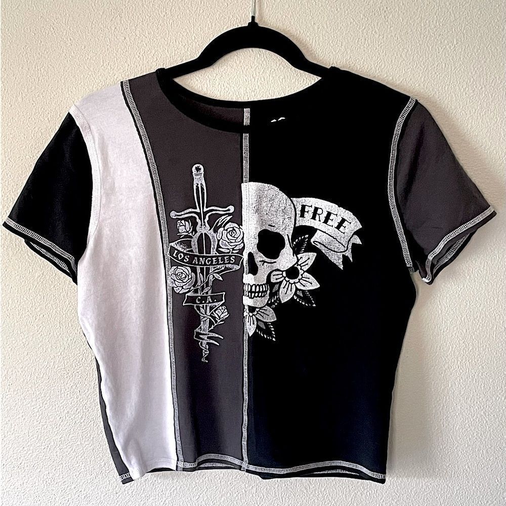 New! Hollister, “Skull”, Black/Gray/White, Cotton & Elastane Cropped Top. Large.